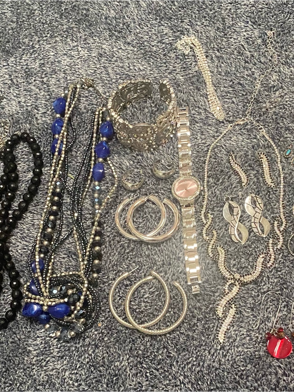 Silver toned lot of jewelry. 20 pieces.